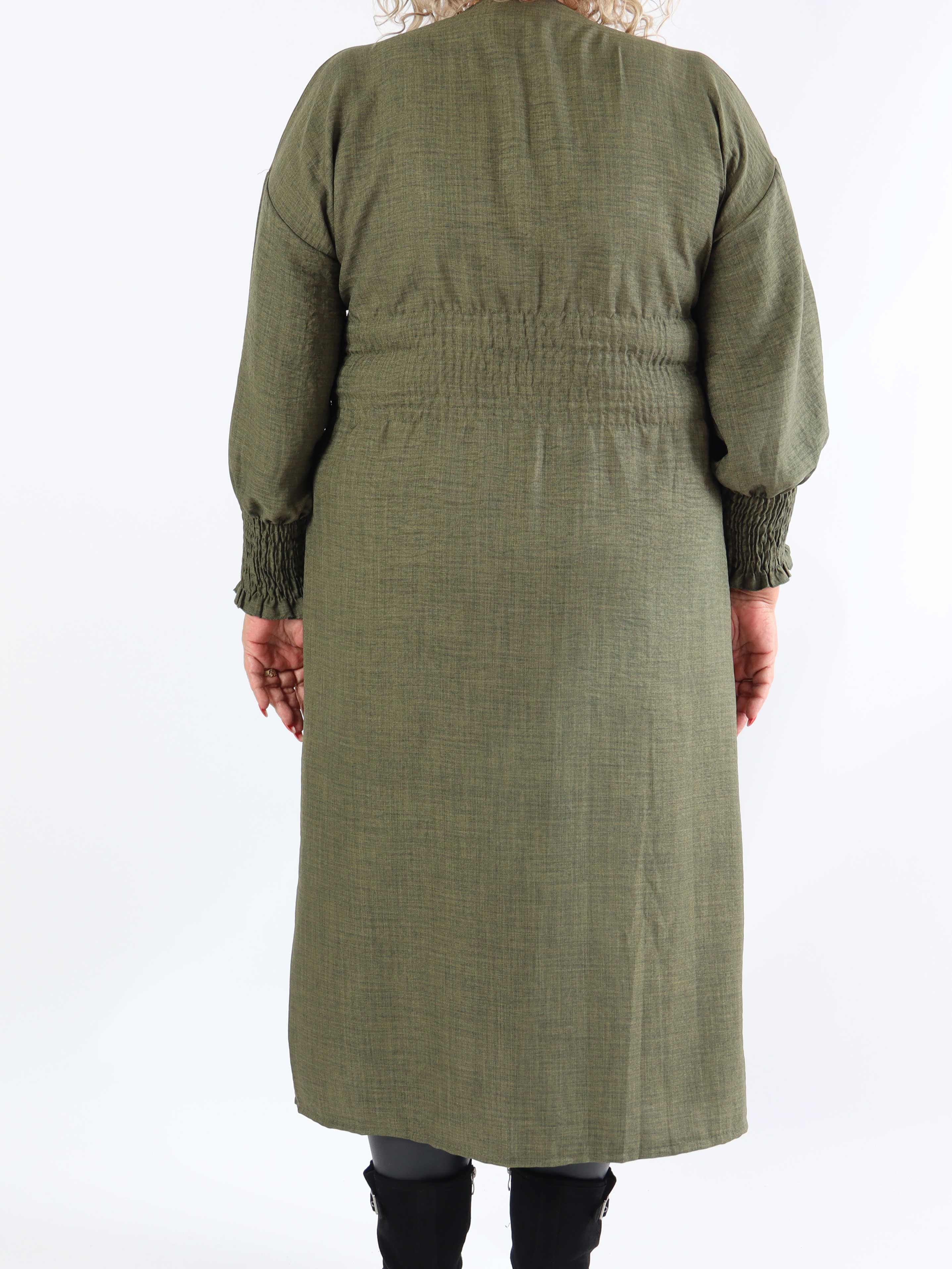 Samara - Sød plus size kjole med smock og knapper